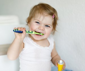 Mundgeruch beim Baby und Kleinkind: Muss der Nachwuchs zum Zahnarzt?