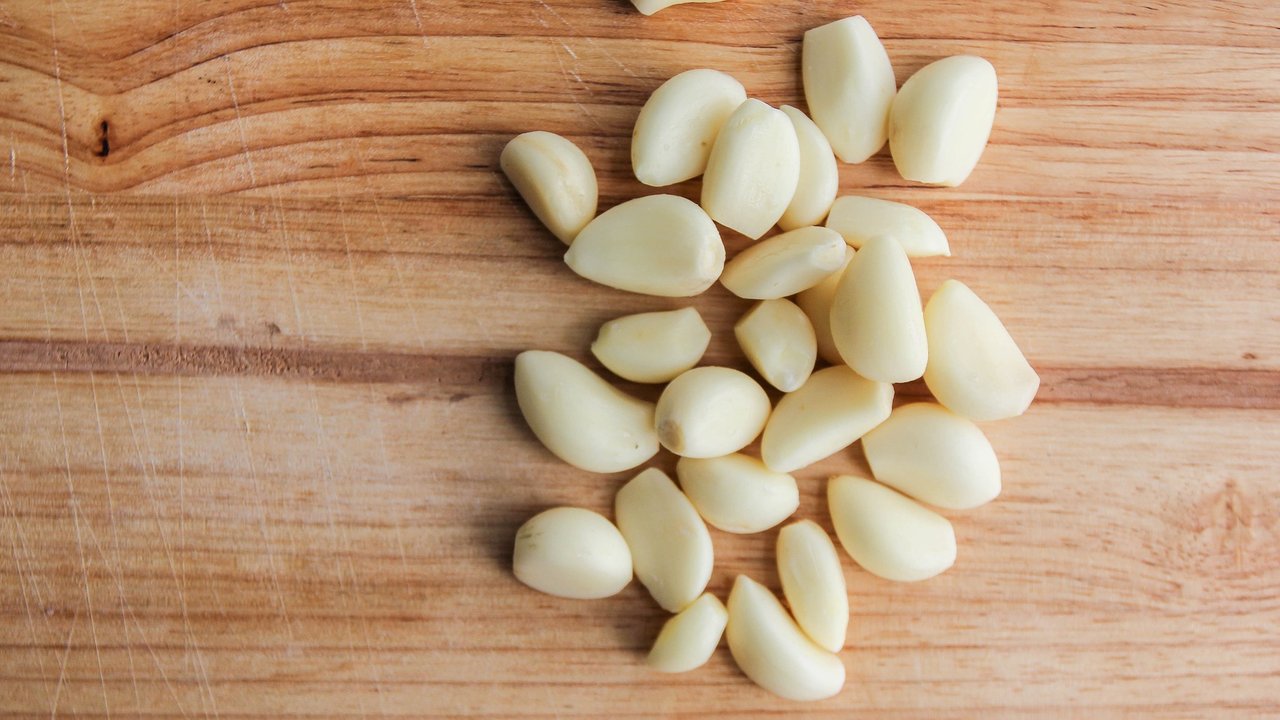 Geschälte Knoblauchzehen warten auf die Fermentation.