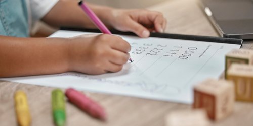 Zahlen schreiben lernen, aber richtig: Neue Übungsblätter zum Ausdrucken für Vorschule & Grundschule
