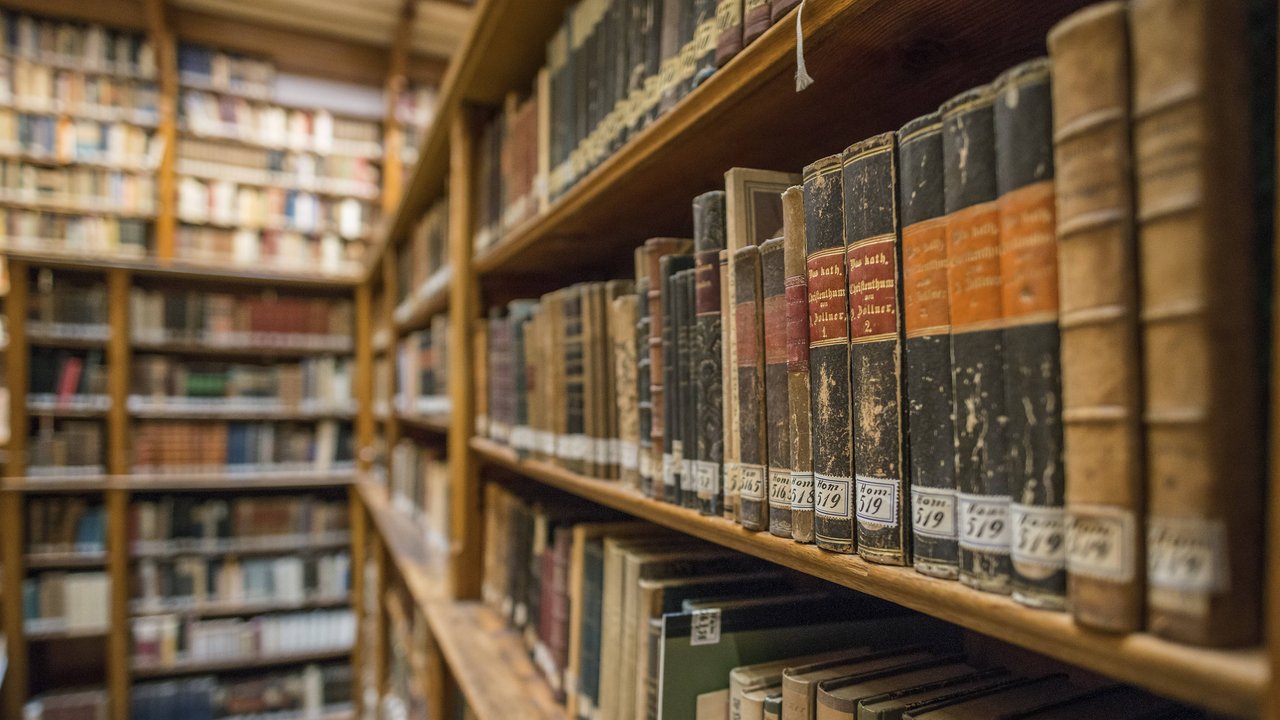Amazon hält eine große Auswahl wunderschöner Booknooks bereit.