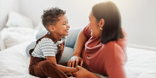 3 Montessori-inspiriere Tipps, die Empathie in unseren Kindern fördern