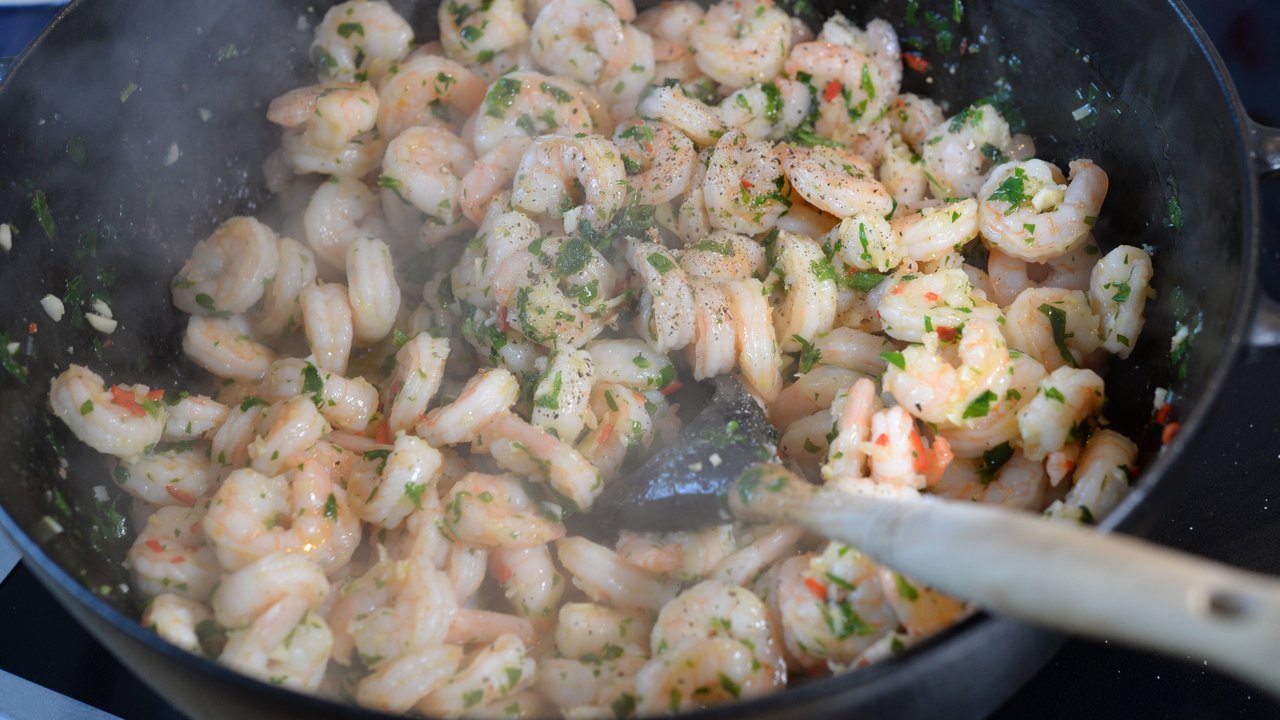 Frische Gewürze passen sehr gut zum Anbraten von Shrimps.