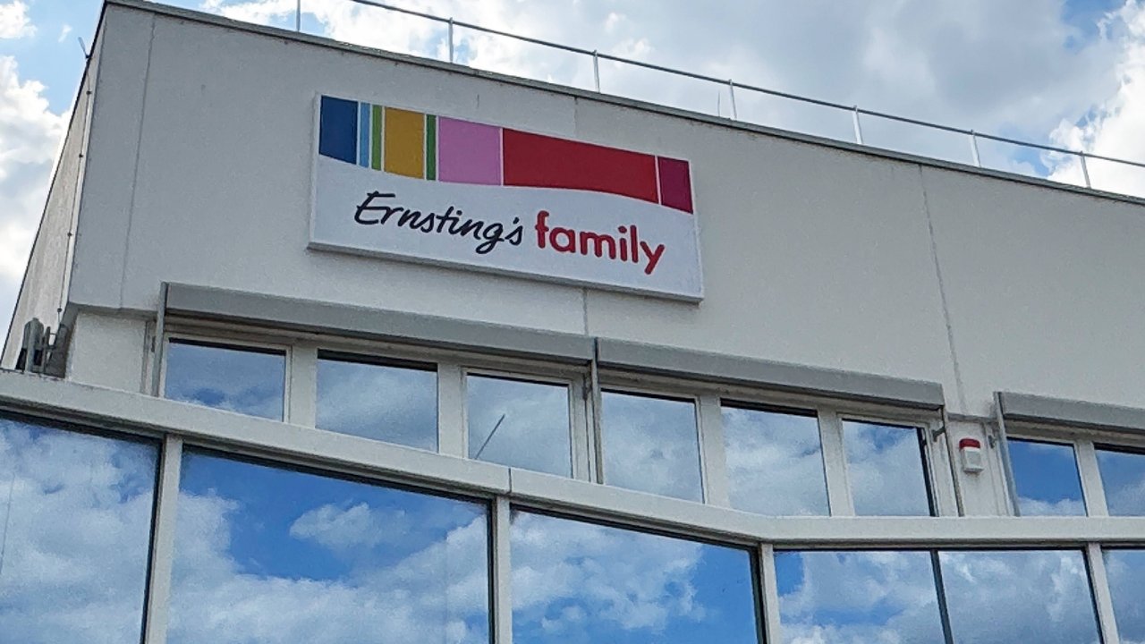 Filiale Ernsting's family mit Wolken außen