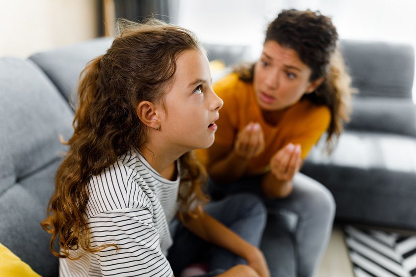 Mutter sagt ihrer Tochter, dass sie immer alles ruiniert.