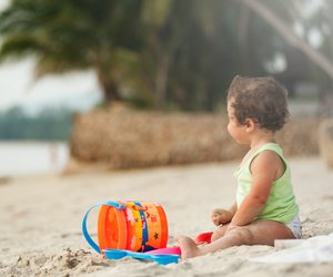 Genialer Strand-Hack: Mit diesem einfachen Trick bleibt Sand von deinem Baby fern