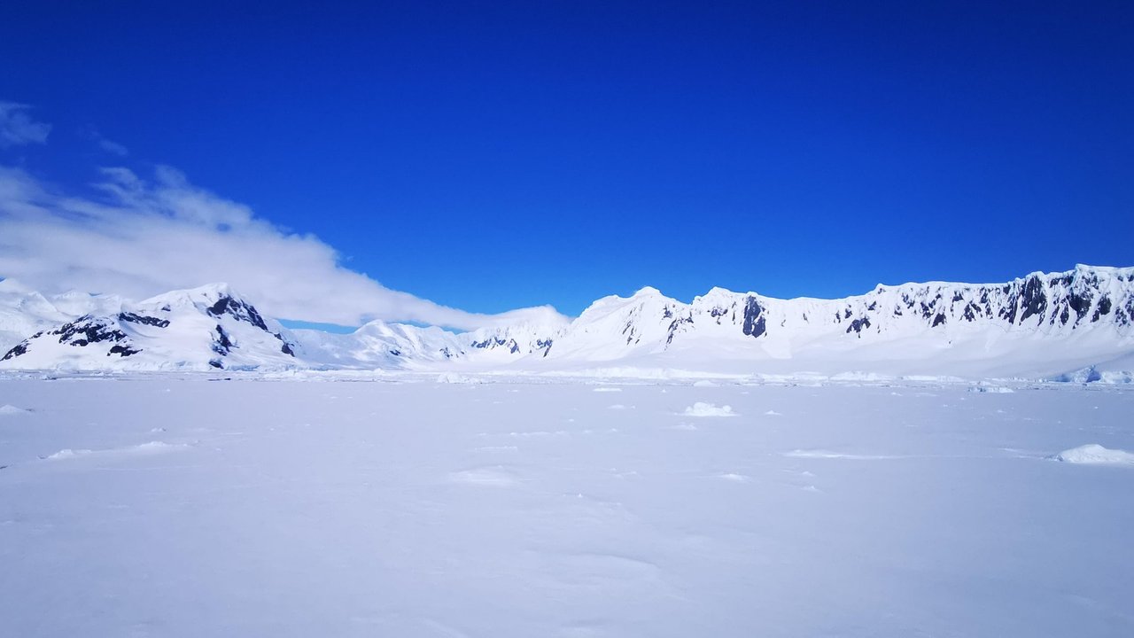 Auf dem Bild ist die größte Wüste der Welt zu sehen.