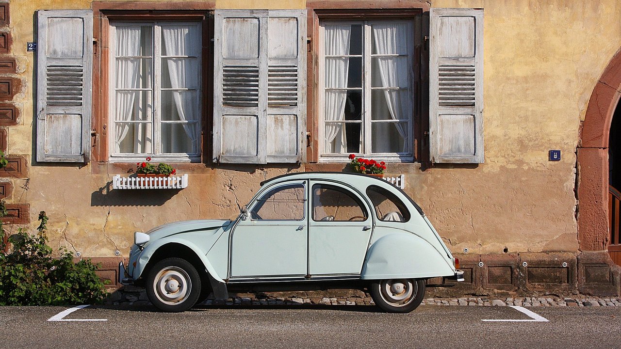 Dieses Auto ist ein Oldtimer von früher. 