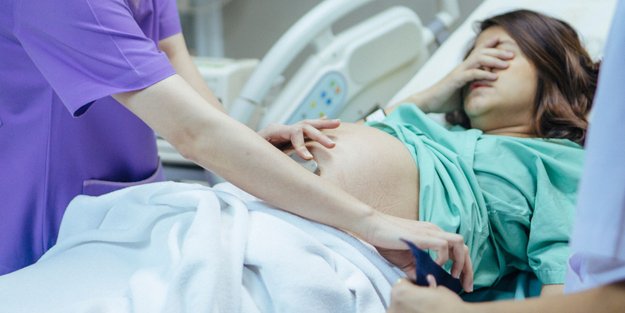 Gebärmutterriss: So gefährlich ist eine Uterusruptur für Mama und Baby