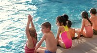 Schwimmen lernen: Das richtige Alter, ein guter Schwimmkurs und wie Eltern ihre Kinder begleiten