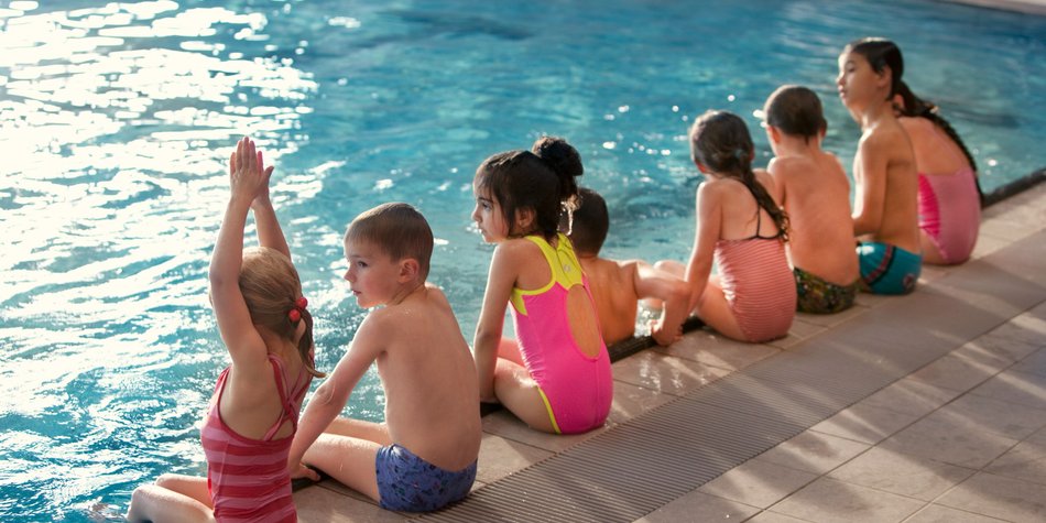 Schwimmen lernen: Das richtige Alter, ein guter Schwimmkurs und wie Eltern ihre Kinder begleiten