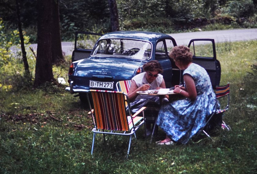 Camping GER, 202030801, Aufnahme ca.1962, Frauen beim Picknik am Strassenrand *** Camping GER, 202030801, photo ca. 1962, women having a picnic at the roadside