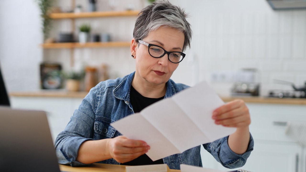 Eine Frau erhält ihre Rentenauskunft per Post.