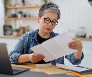 55+? Dann liest du bald diesen Brief von der Rentenversicherung – aber was steht drin?