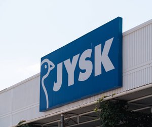 Schickes Schnäppchen: Die helle Jysk-Vase verzaubert grade alle Deko-Fans