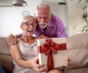 Geschenke,&#x20;die&#x20;Herzen&#x20;ber&#x00FC;hren&#x3A;&#x20;Mit&#x20;diesen&#x20;Ideen&#x20;&#x00FC;berrascht&#x20;ihr&#x20;eure&#x20;Eltern&#x20;garantiert