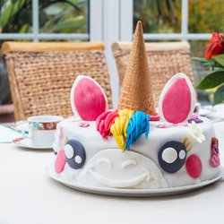 Einhorn-Geburtstag: Ideen für die Einladung, Deko, Kuchen & Spiele