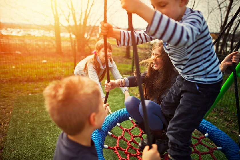 Kinder auf dem Spielplatz haben Spaß
