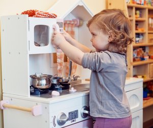 Kinderküche selber bauen: 10 kreative DIY-Spielküchen