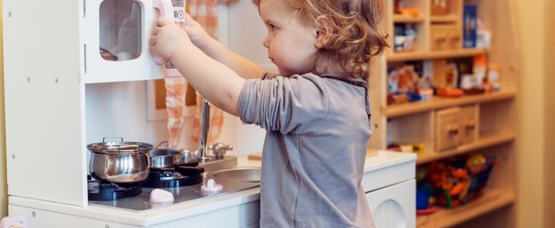 Kinderküche selber bauen: 10 kreative DIY-Spielküchen