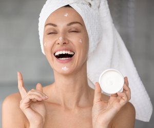 Antifaltencreme im Test: Diese 5 beliebten Anti-Aging-Produkte lieben die Nutzer*innen