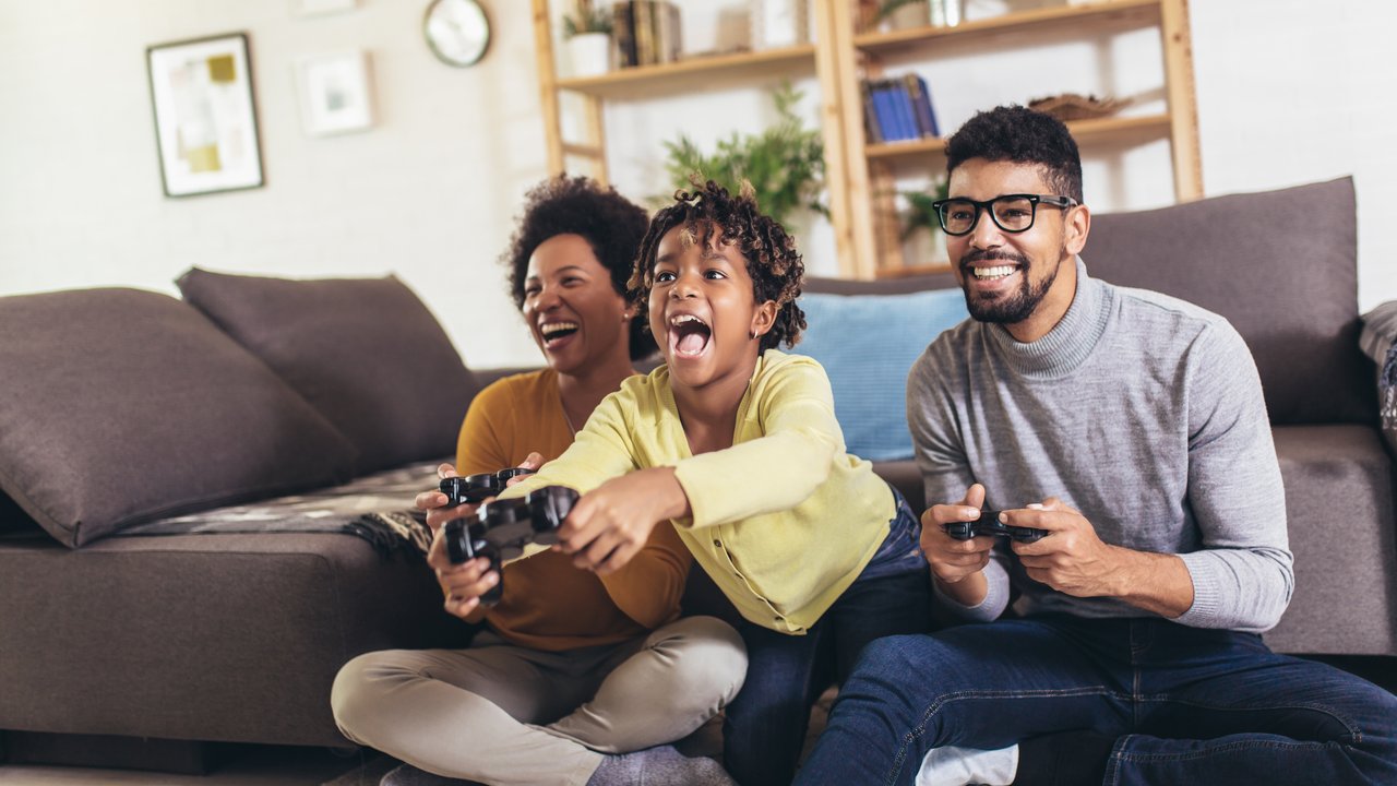 Mieten statt kaufen - Familie spielt Videospiele