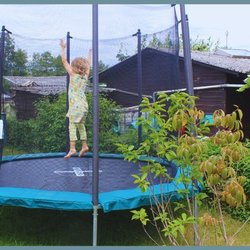 Decathlon-Trampolin-Test in unserem Garten: Nicht zu groß und nicht zu klein