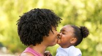 Sein Kind auf den Mund küssen: Total normal oder absolutes No-Go?