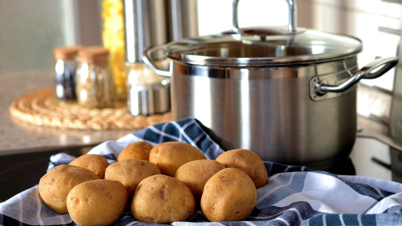 Kartoffeln werden zum Kochen vorbereitet.