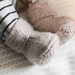 So leicht könnt ihr kuschelige Babyschuhe stricken