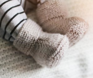 Für warme Babyfüßchen: Flauschige Babystiefelchen stricken