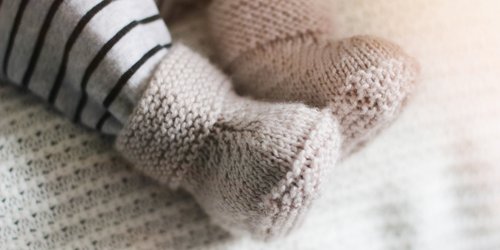 Für den Winter: So strickt ihr kuschelige Babyschuhe für euer Kind
