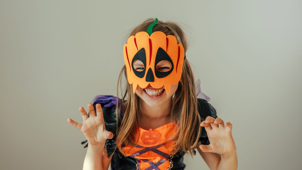 Maske für Halloween - Kind mit Kürbismaske