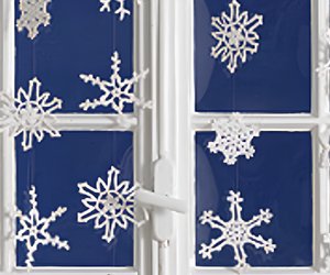 Schneeflocken häkeln: So easy gelingt die zauberhafte Winterdeko fürs Fenster
