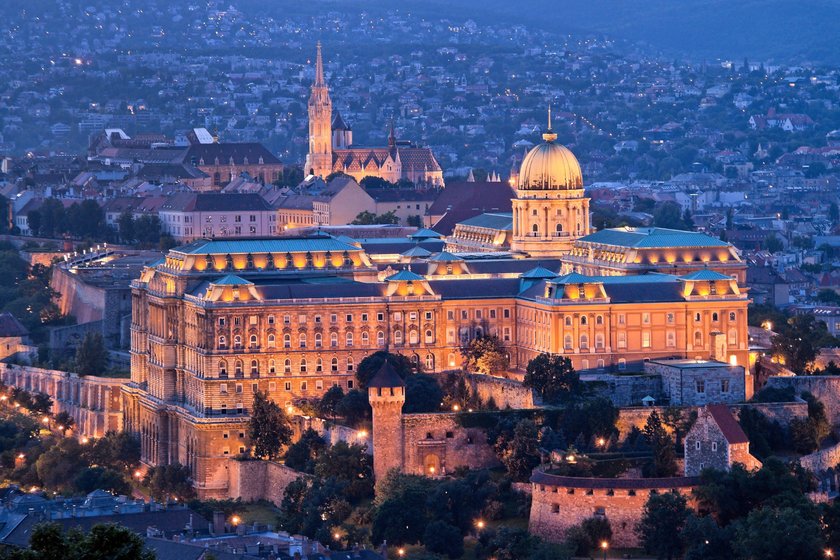 Platz 9 thront majestätisch über Stadt und Fluss: der Budapester Burgpalast