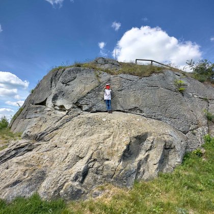 Harz im Harz: Für kletterfreudige Kinder findet sich im Harz immer ein großer Brocken zum Klettern, so wie hier auf dem Gelände der Burg Königstein.