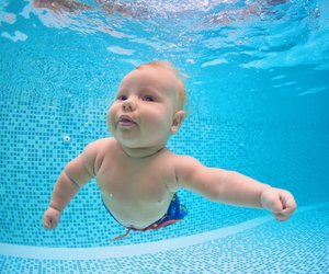 Babys unter Wasser