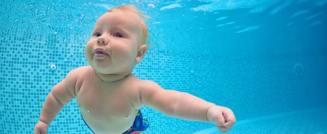 Babys unter Wasser