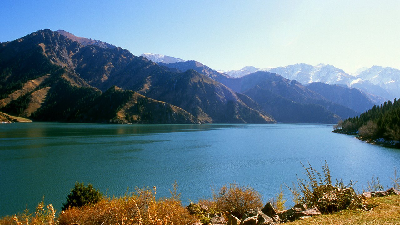 Eine Gebirgskette in Xinjiang, China.