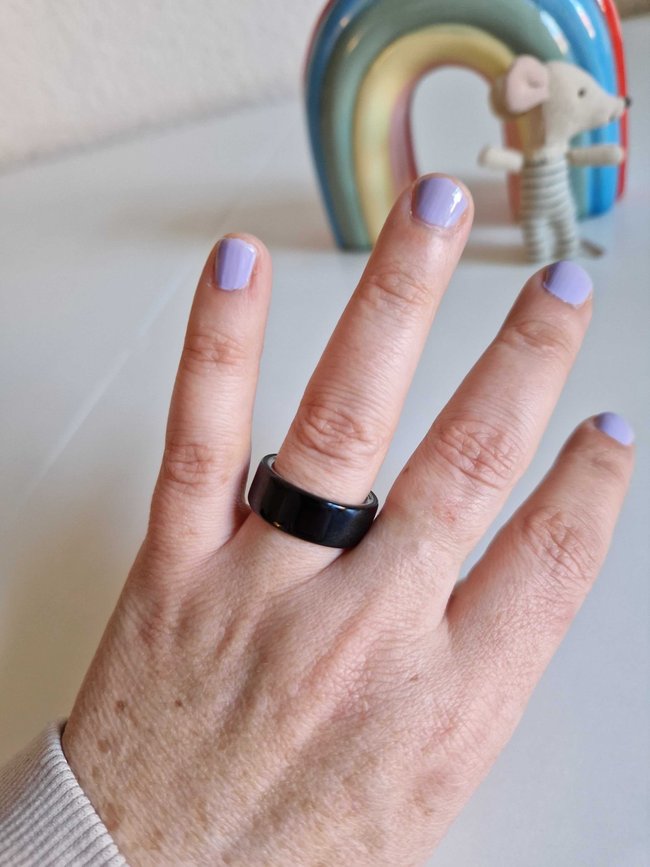 Test Oura Ring 4: Ich trage den Smartring an meinem Ringfinger. Für beste Messung empfiehlt Oura das Tragen am Zeigefinger.