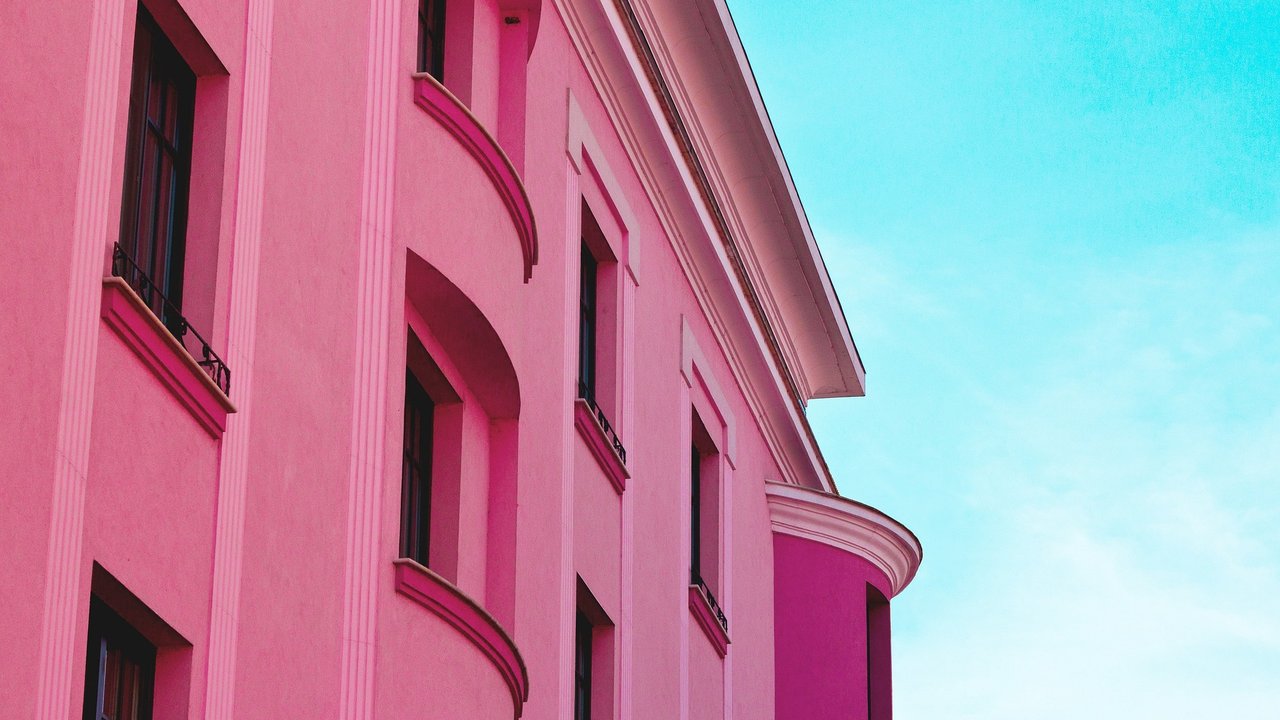 Ist das Haus rosa oder pink? Finde es im Artikel heraus.