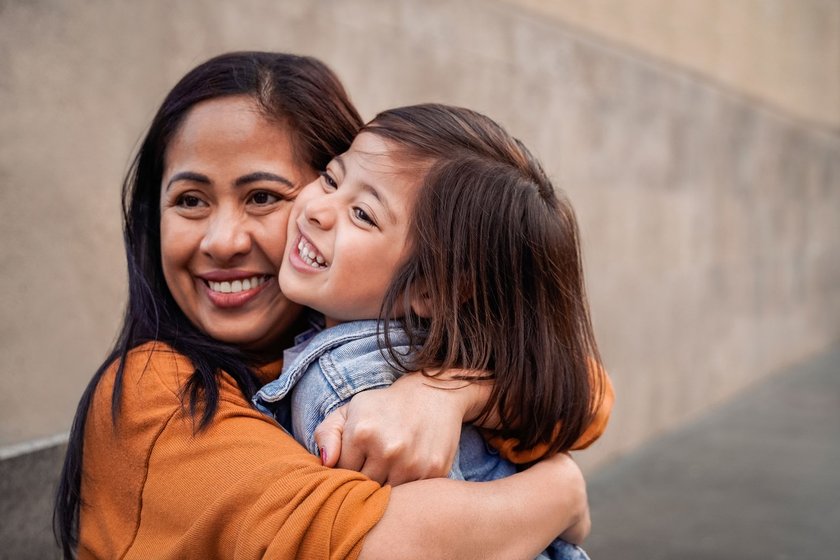 Alternativen zu "Gut gemacht!": Mama umarmt Kind