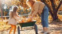 Gartenarbeit mit Kindern im Oktober: Diese 5 Dinge sollten wir jetzt erledigen