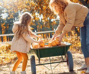 Gartenarbeit mit Kindern im Oktober: Diese 5 Dinge sollten wir jetzt erledigen