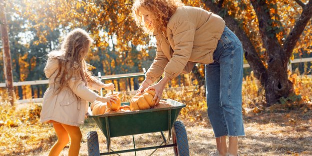 Gartenarbeit im Oktober: Wie ihr mit euren Kindern jetzt alles winterfest macht