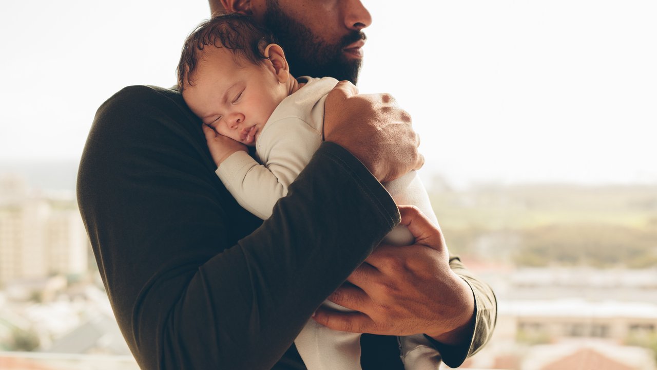 Keuchhusten: Papa mit Neugeborenem
