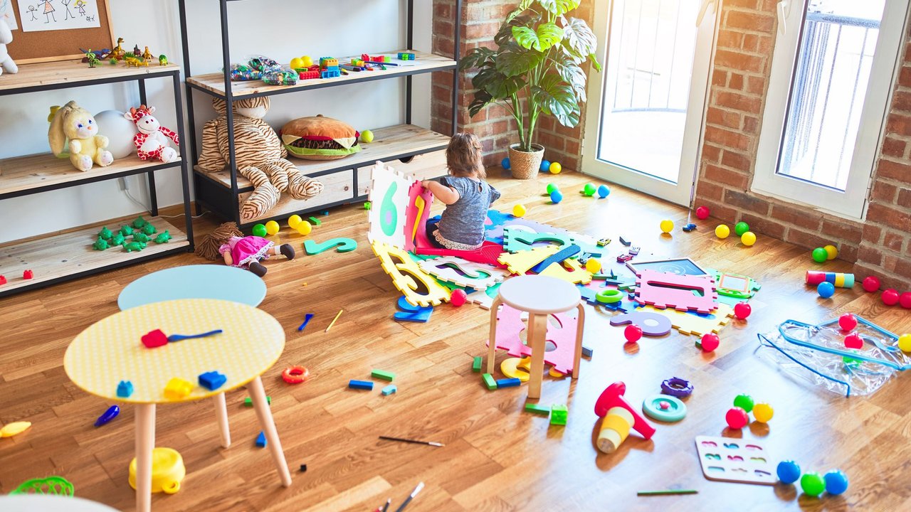 Kinderzimmer ausmisten: Kinderzimmer voller Spielsachen auf dem Boden