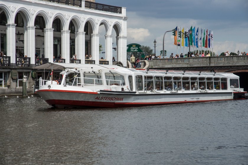 Mit dem Boot auf der Alster kann man Hamburg entspannt in Augenschein nehmen.