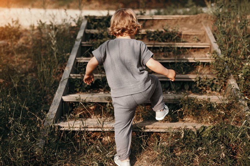 Emmi Pikler Zitate: Kleinkind läuft Treppe hinauf