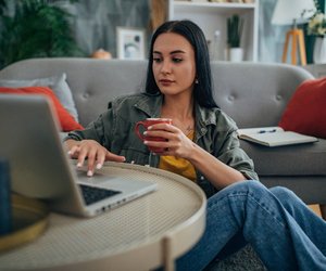 Beliebt und jetzt günstiger: Alle lieben den höhenverstellbaren Couchtisch von Amazon