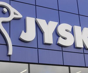 Modern und preiswert: Das graue Plissee von Jysk als echtes Highlight